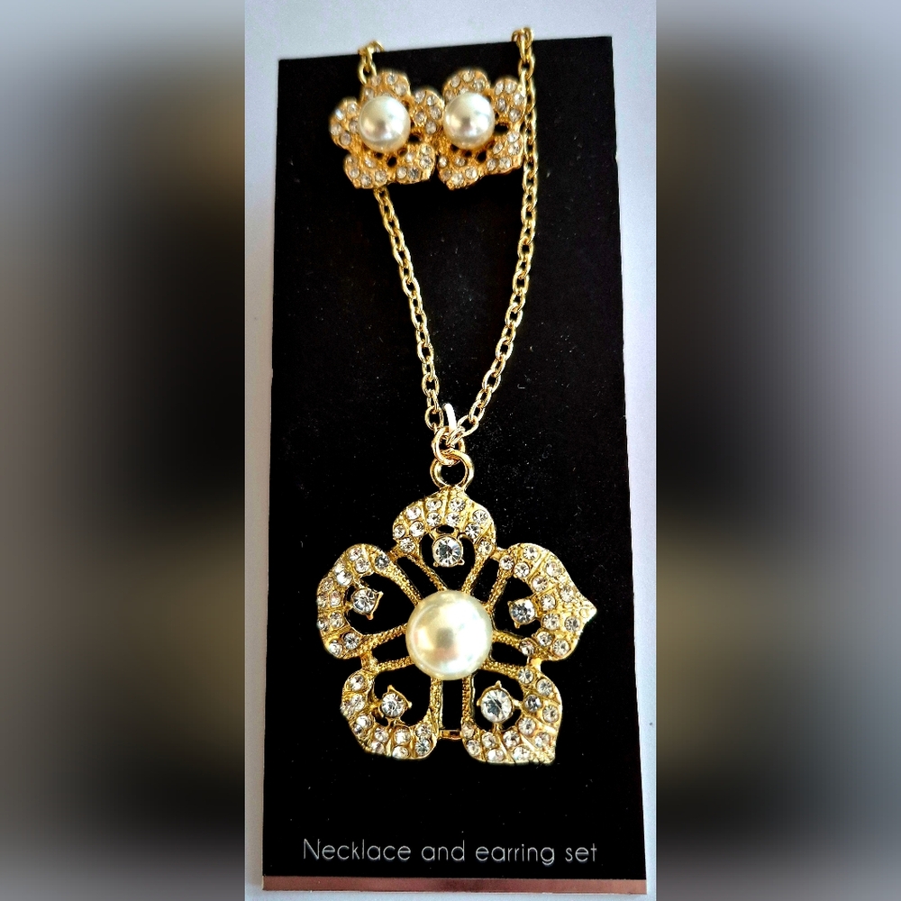 Gold Floral Pearl Necklace Set